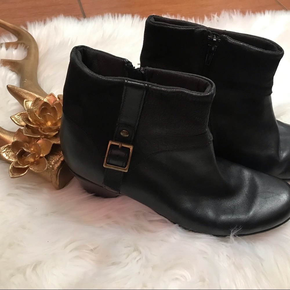 Women Clark’s boots booties ankle